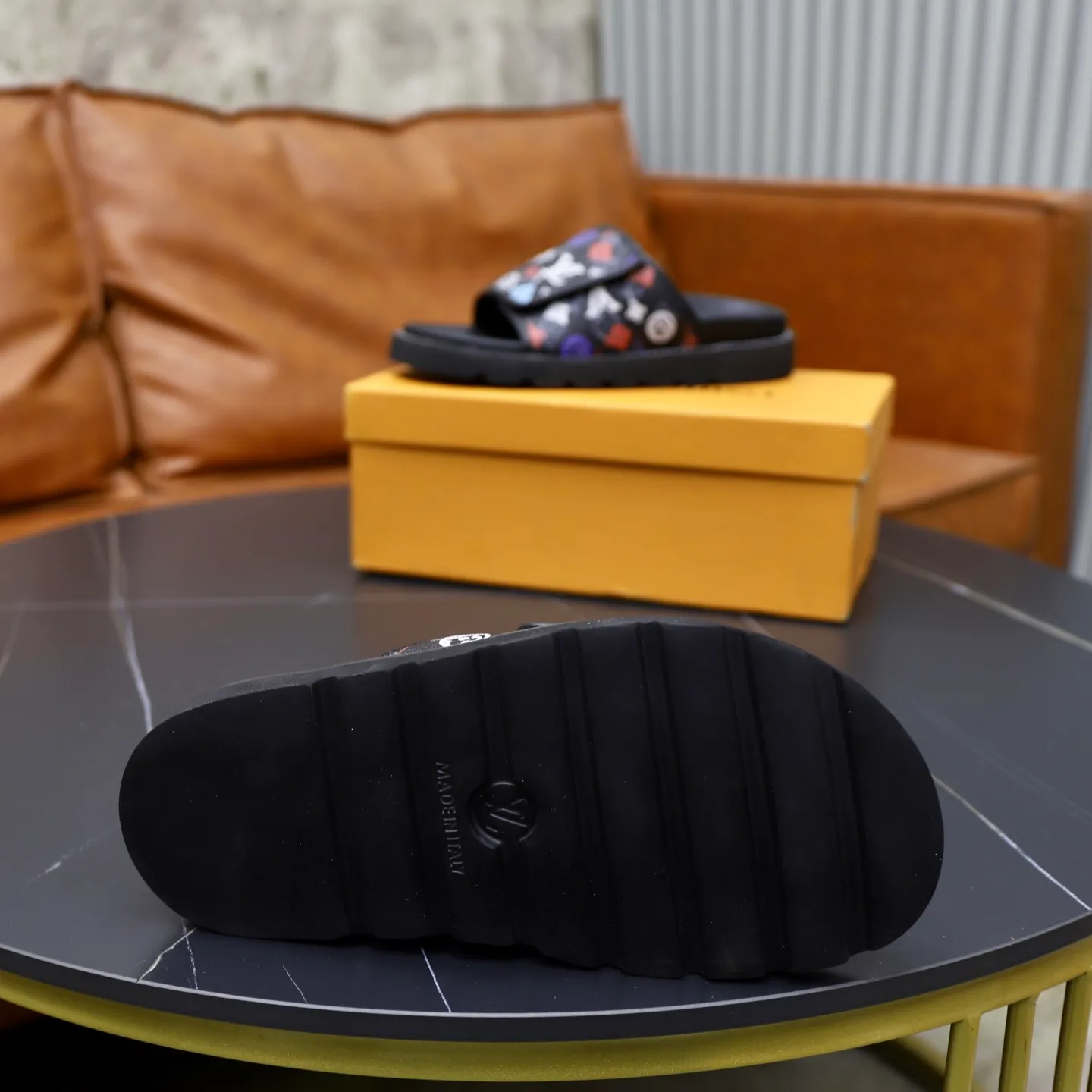 Ex-factory price: 320💰🙅‍♂️🙅‍♂️🙅‍♂️ Brand: LV Louis Vuitton Standard code: 38-45 Grade: Same as the official website Material: Original material design Original rubber wear-resistant molded outsole Style category: Men's fashion sandals Distinguished luxury brand elements Top luxury Color: Actual picture color